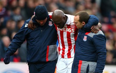 Martins Indi strompelend van het veld bij Stoke