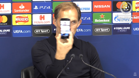 Pijnlijk! Journalist krijgt telefoontje van zijn moeder tijdens persconferentie PSG-trainer Tuchel (video)