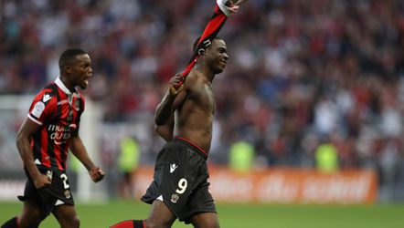 Balotelli komt 9 wedstrijden achter elkaar in 't boekje van de scheids