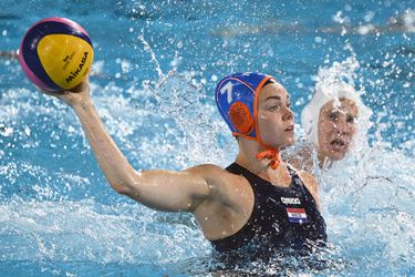 Nederlandse waterpolovrouwen verliezen van thuisland Hongarije en missen WK-finale