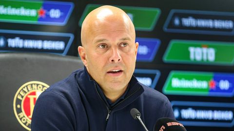 Arne Slot pareert vragen over aansteker-incident subtiel: 'Ik wil me focussen op RKC'