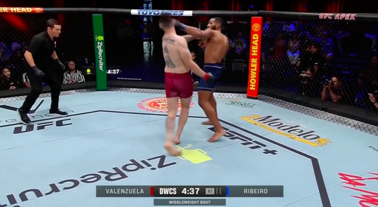 🎥 | Ribeiro maait tegenstander meedogenloos hard neer en verdient UFC-contract