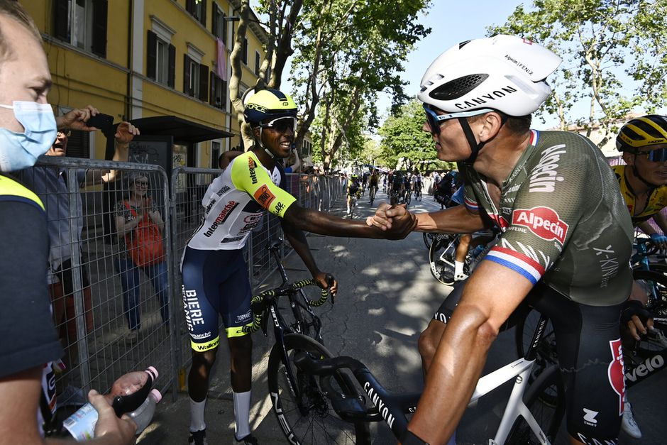 Mathieu van der Poel is verlost van Giro-plaaggeest: Biniam Girmay geeft op na kurk in oog