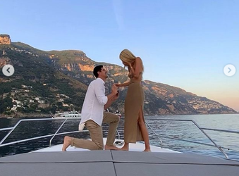 💍 | Thibaut Courtois vraagt topmodel Mishel Gerzig ten huwelijk op een boot tijdens vakantie