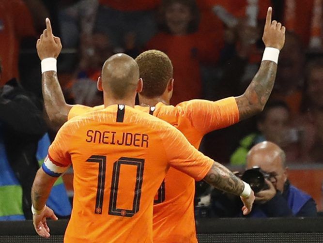Sneijder staat op symbolische wijze 'zijn' laatste Oranje-shirt af aan Depay