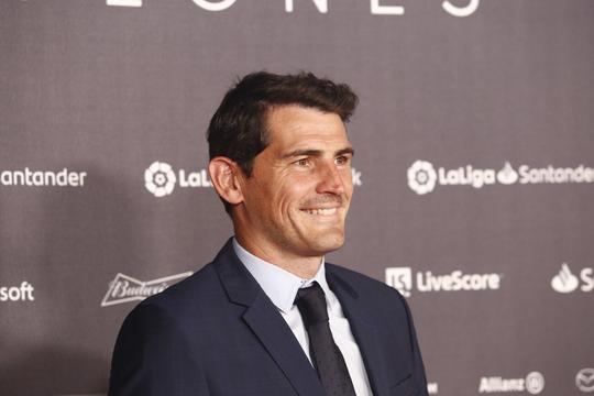 Iker Casillas tweet dat hij gay is! Puyol steunt hem: 'Het is tijd ons verhaal te vertellen'