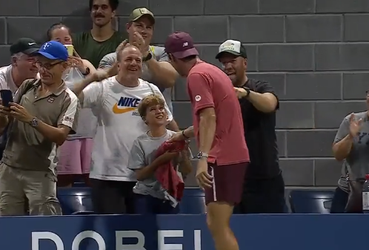 🎥 | Lief! Tommy Paul geeft shirtje aan jonge fan na magistrale comeback op US Open