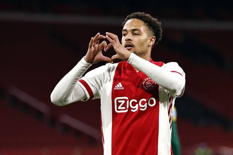 Ten Hag houdt Rensch met beide benen op de grond: 'Ik moet uitkijken wat ik zeg, anders gaat hij zweven'