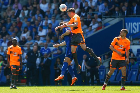 Championship, of toch amateurvoetbal? Inworp wordt meters binnen de lijnen genomen (video)