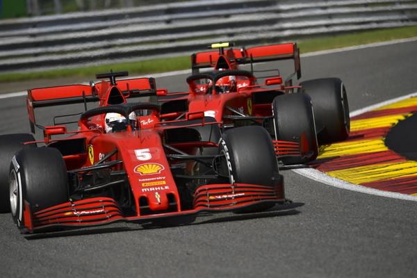 Red Bull-baas Horner vindt het erg zuur dat Ferrari nu ineens niks meer kan: 'Dan hadden wij meer gewonnen'