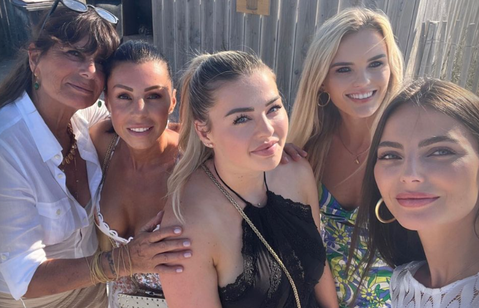 📸​ | Max Verstappen en Kelly Piquet zetten relatiestap: moeders ontmoeten elkaar