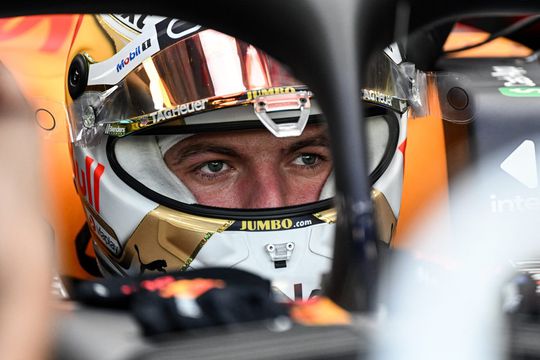 Hamilton noteert snelste tijd in VT1 GP van Singapore, Max Verstappen 2e