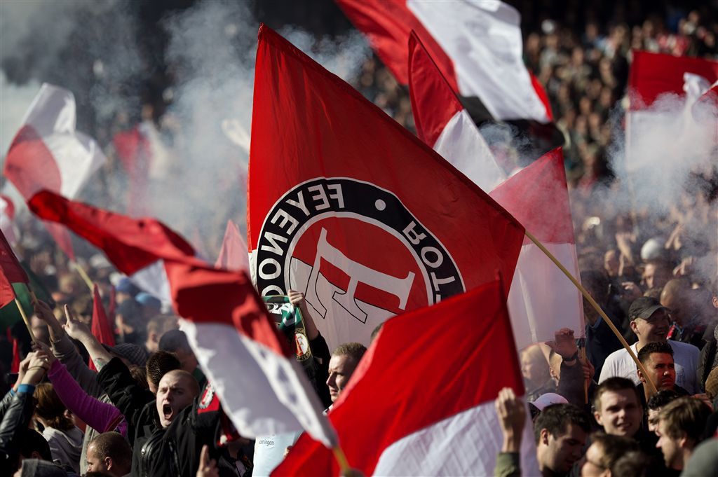 WOW! Heldhaftige Feyenoord-fans redden gezin na crash op snelweg