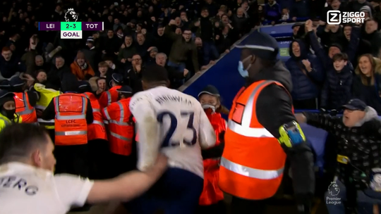 🎥 | Teamgenoot redt Steven Bergwijn van 2e gele kaart na winnende goal Spurs