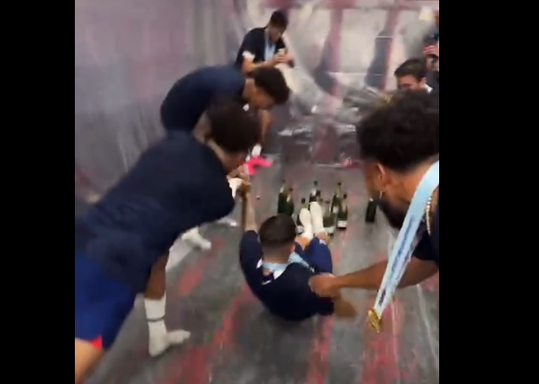 🎥🎳 | Bowlingbal Christian Pulisic kegelt flessen drank om na Nations Leaguewinst
