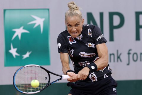 Arantxa Rus richt zich op na regenbreak, maar daarna is het klaar voor Nederlandse tennisster op Roland Garros