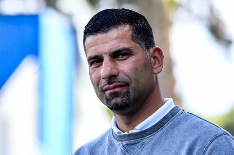 En daar is trainer nummer 5! Dimitrios Grammozis moet Schalke in de Bundesliga houden