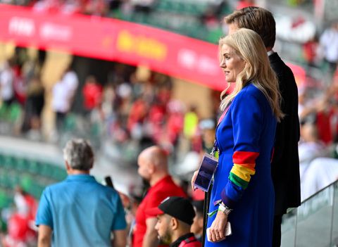 📸​ | Deense ex-premier kwam Qatar-stadion in met dit regenboogjurkje