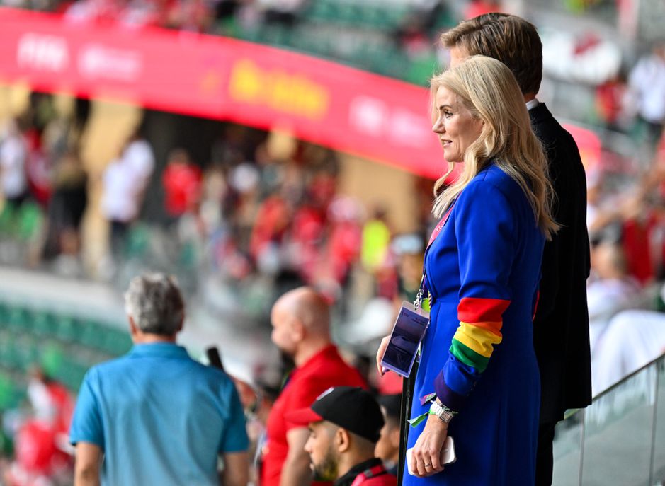 📸​ | Deense ex-premier kwam Qatar-stadion in met dit regenboogjurkje