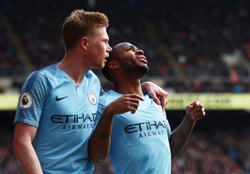 Sterling helpt Manchester City langs Crystal Palace en zet de druk weer vol op Liverpool