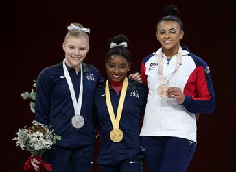 22-jarige Simone Biles evenaart record met 17de (!) wereldtitel turnen