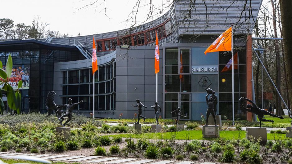 KNVB zet vol in op hervatting Eredivisie en KKD