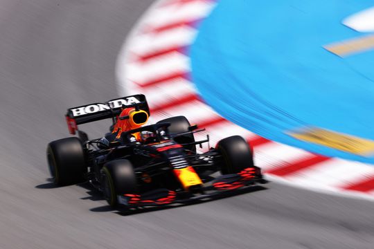 🎥 | Mercedes geeft flink gas bij 2e vrije training, Red Bulls blijven achter