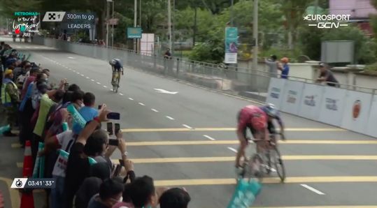🎥 | Slaapkop... Cameraman vergeet finish te filmen bij Ronde van Langkawi