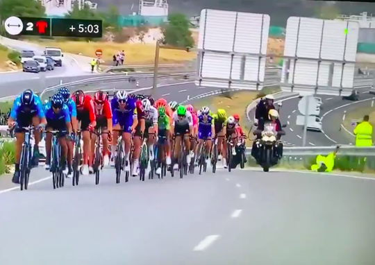 HAHA OEPS! Wegwerker onderuit in Vuelta dankzij bidon van Team INEOS (video)