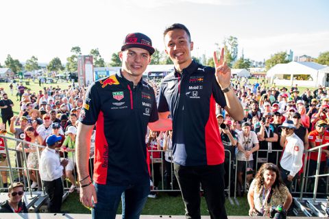 Alex Albon keek vol verbazing naar Verstappen: 'Die gast opende FIFA-packs voor de kwalificatie'