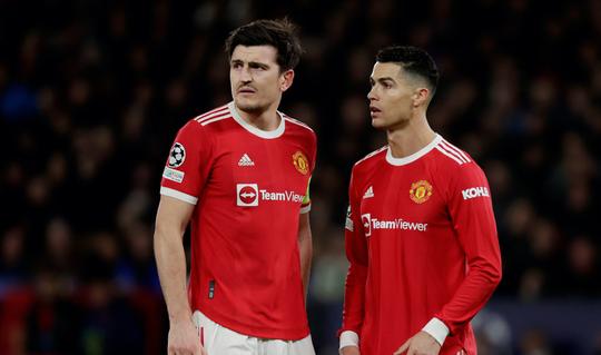 Alphonso Davies doet een 'Van der Vaartje' over Maguire: 'Dat kan toch niet?'