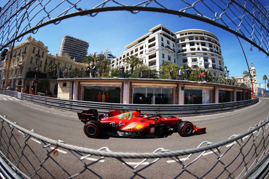 🎥 | Verstappen moet in 2e vrije training Hamilton én Ferrari's voor laten gaan