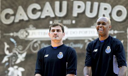 Keeperslegendes Casillas en Helton bezorgen FC Porto een probleem met hun blunders (video)