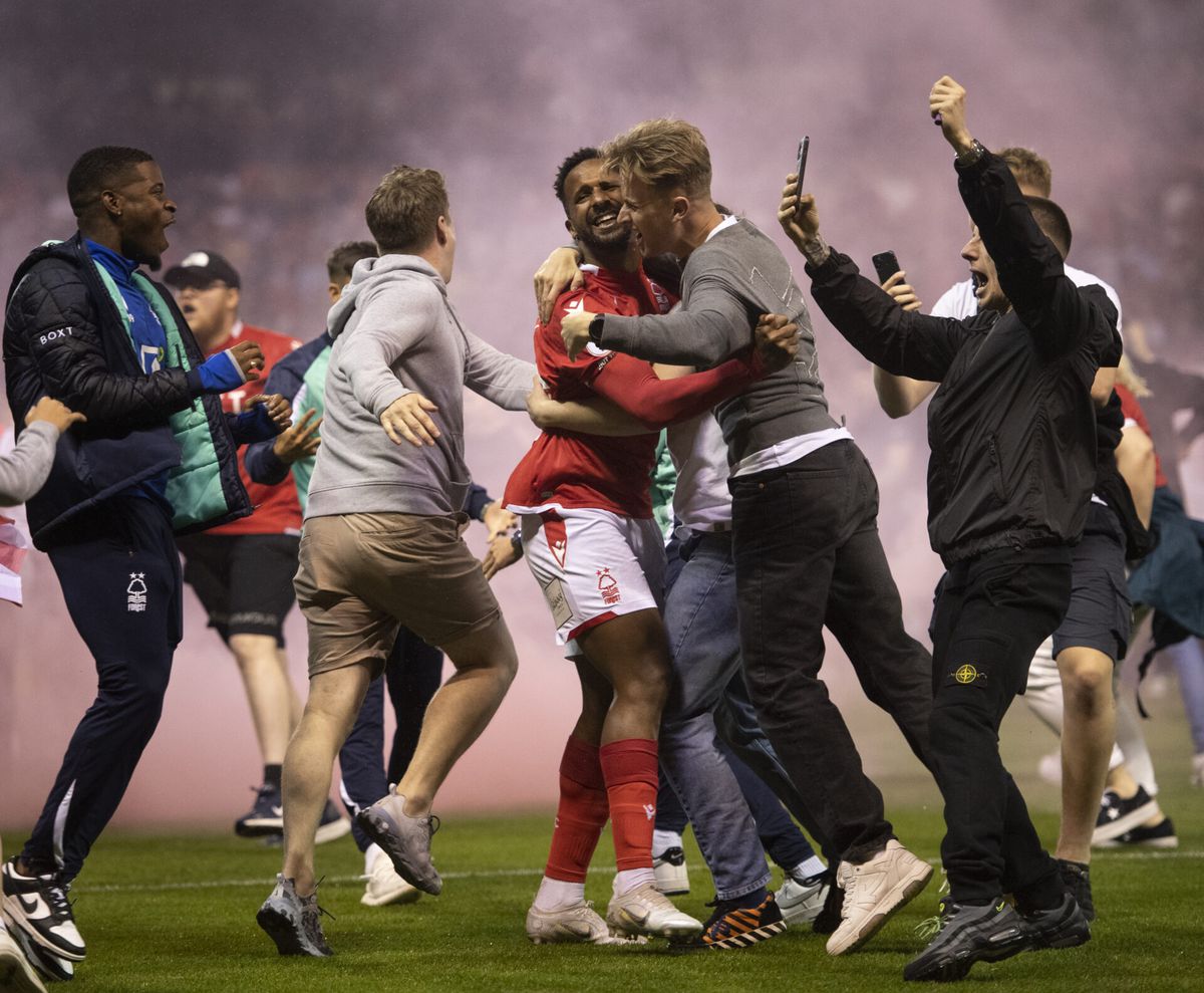 📸 | Forest naar Wembley: feestende supporters doen ouderwetse pitch invasion