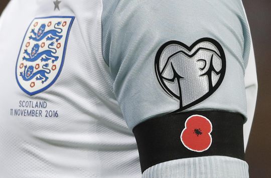 Engelsen en Duitsers dragen rouwband met klaproos tijdens oefenpot op Wembley
