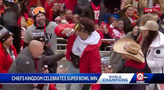 🎥 | Super Bowl-winnaar Mahomes kukelt bijna van de bus tijdens een atje