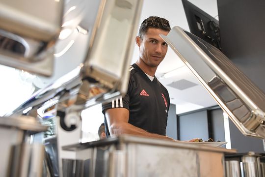 Arme Cristiano Ronaldo! 'Portugees zit telkens alleen in kantine te eten'