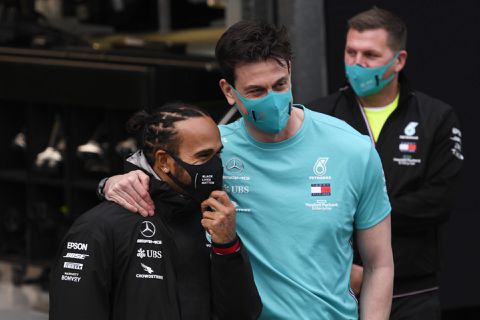 Toto Wolff over radiostilte Hamilton: 'Lewis zwijgt omdat hij geen woorden heeft voor onrecht'