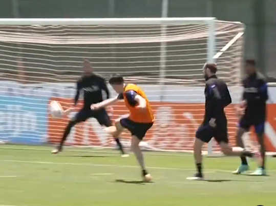 🎥🤩 | Steven Berghuis scoort HEERLIJKE goal op training van Oranje