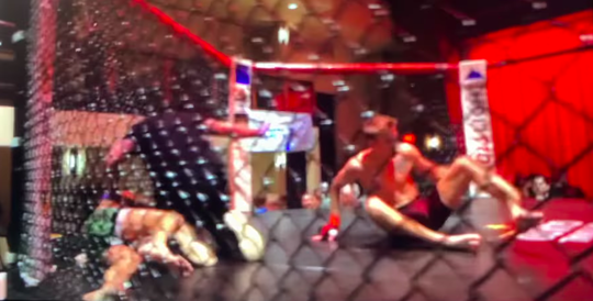 🎥 | MMA-vechter trapt opponent KO maar breekt tegelijk ook zijn eigen enkel