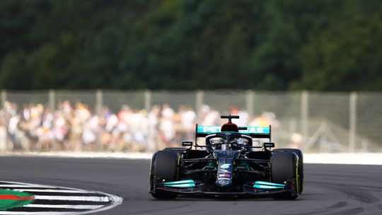 🎥 | Lewis Hamilton snapt niet hoe Max Verstappen zoveel sneller is dan hij: 'Waar komt dat vandaan?'