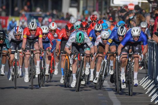 🎥 | Davide Ballerini wint ook 2e Provence-etappe, Julian Alaphilippe HARD onderuit