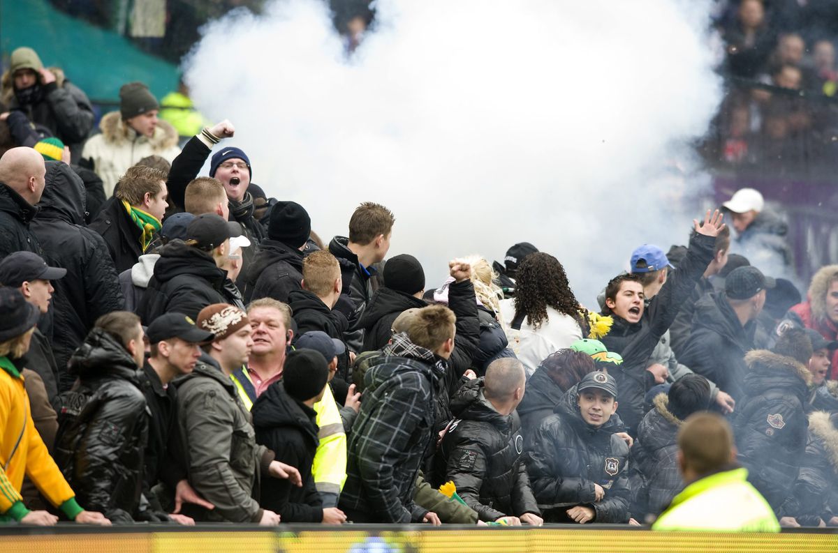 Na komend seizoen mag er niet meer gerookt worden in Nederlandse voetbalstadions