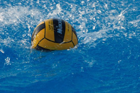 Nederlandse waterpoloërs gaan kopje onder tegen Servië