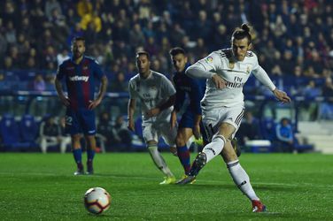 Lucky Real Madrid wint bij Levante en mag daar de scheids voor bedanken (video's)