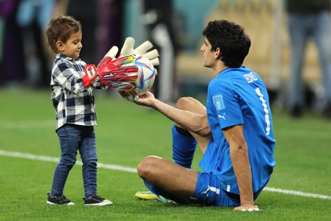 ❤️ | Schattiger wordt het niet: Marokko-goalie Bono viert historische zege met zoontje