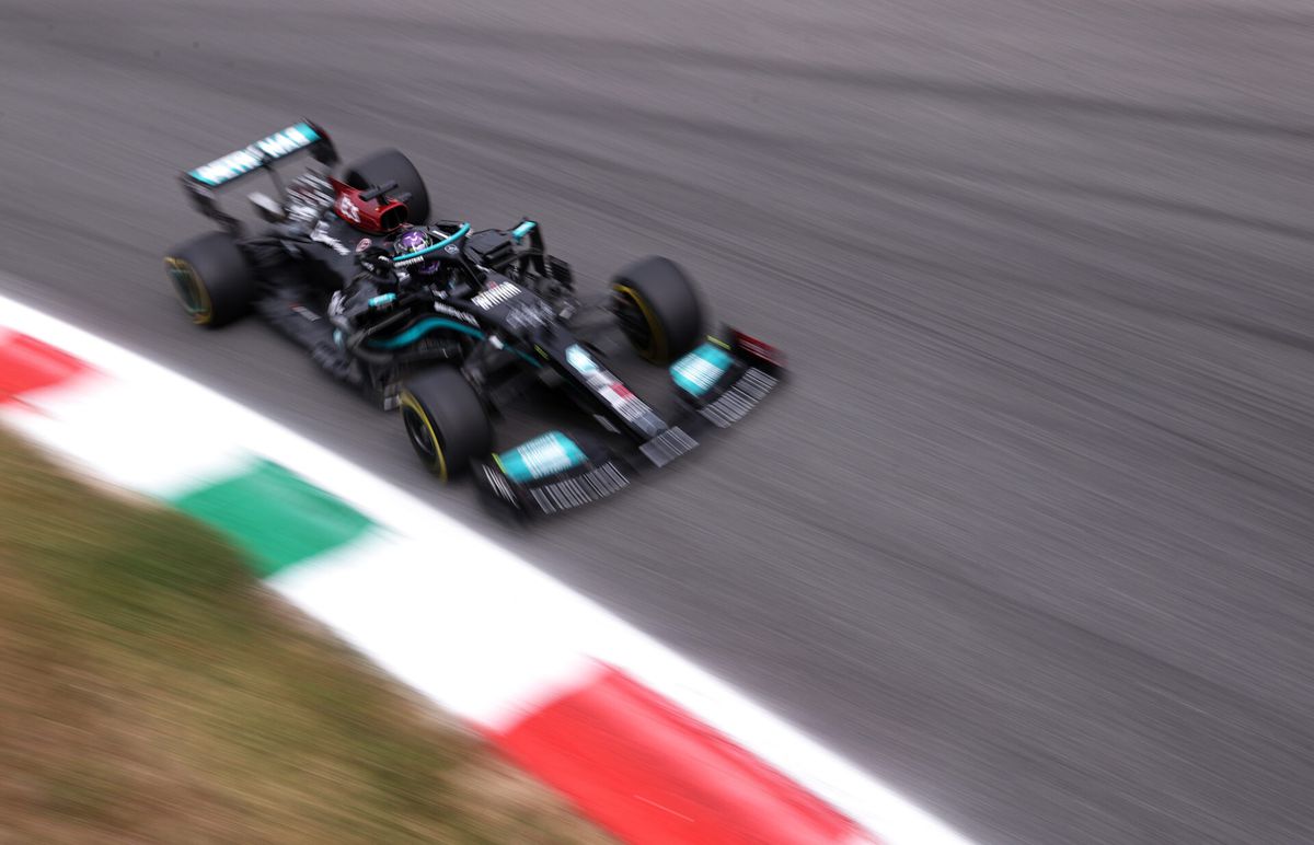 Hamilton op tragere band veel sneller dan Verstappen in Vrije Training 1 op Monza