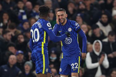 Oppermachtig Chelsea mede door sublieme goal Ziyech naar derbywinst op Tottenham