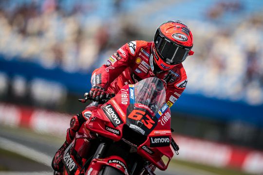 🎥​ | MotoGP-coureur Francesco Bagnaia blaast in recordtijd naar pole voor TT Assen