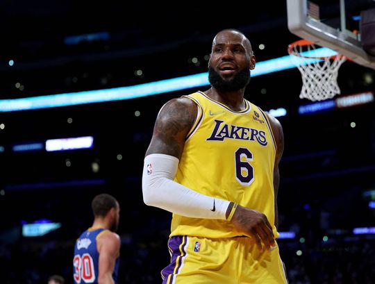 🎥 | LeBron James schittert tegen Warriors: 'Een ongelooflijke prestatie van de beste speler ooit’'